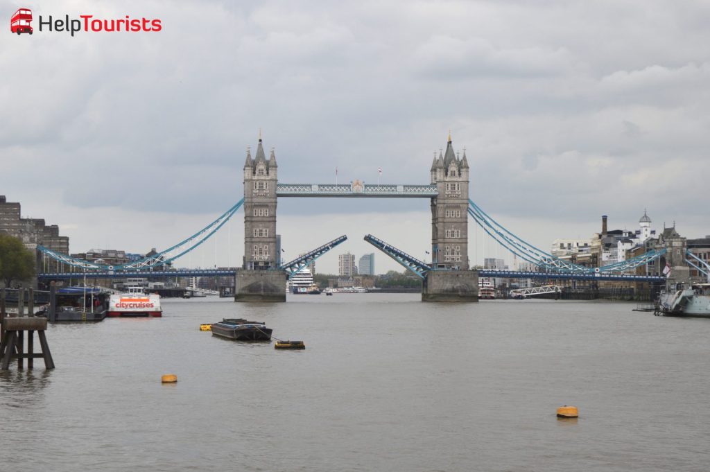 Tower Bridge in London öffnet sich